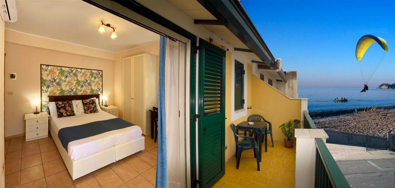 Casa Famiani Bed & Breakfast Letojanni Eksteriør billede